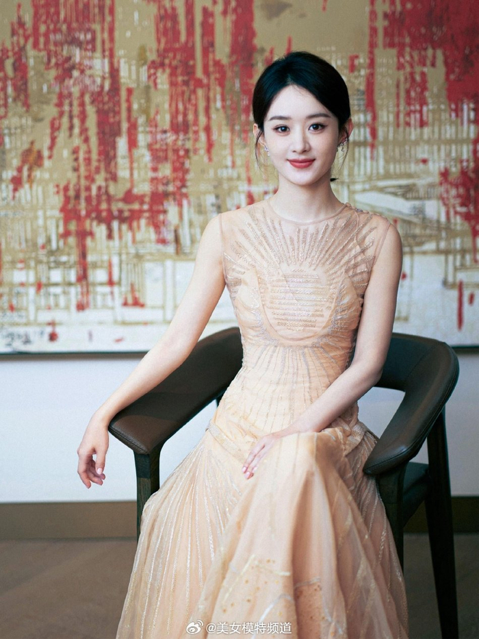 赵丽颖杏色绣花长裙优雅端庄 扎"小揪揪"造型甜美俏皮