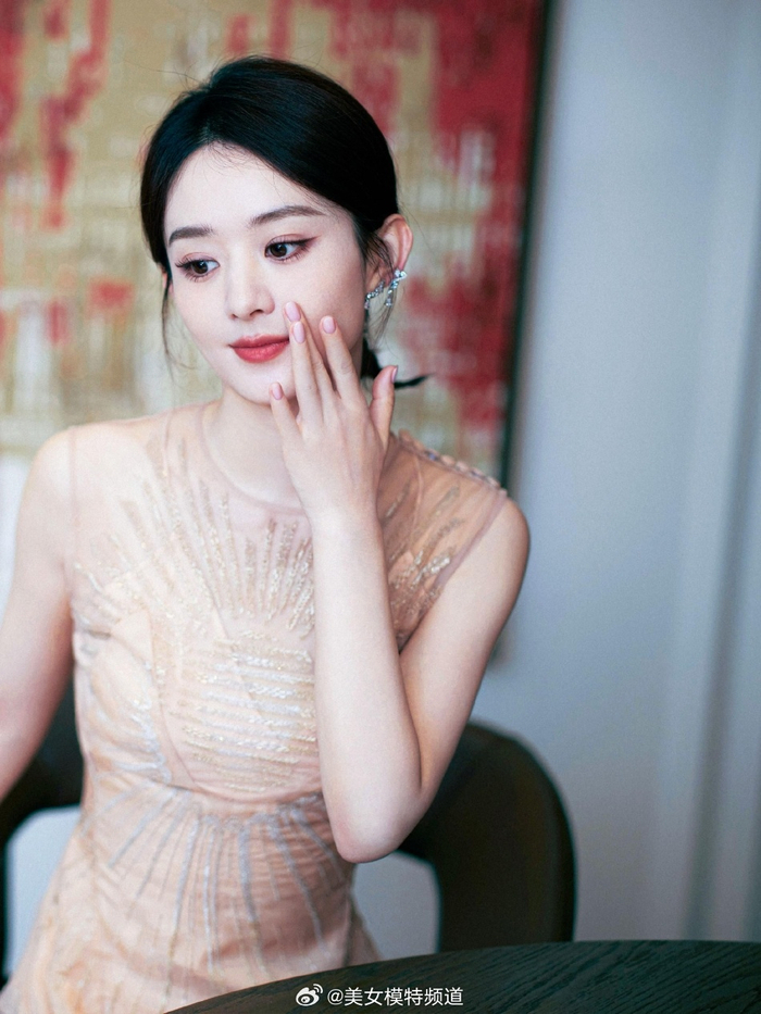 赵丽颖杏色绣花长裙优雅端庄 扎"小揪揪"造型甜美俏皮