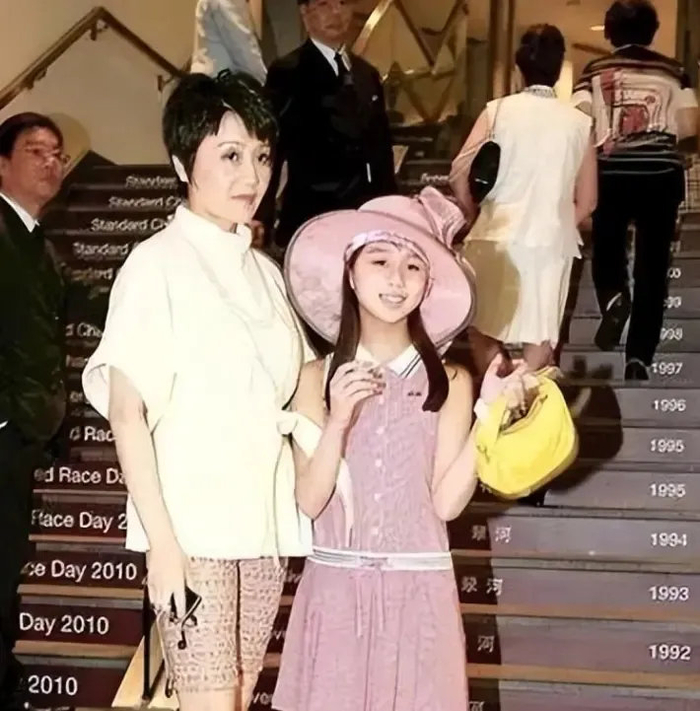 赌王女儿瘦身成功,首次露面,曾未婚先孕带14亿嫁妆