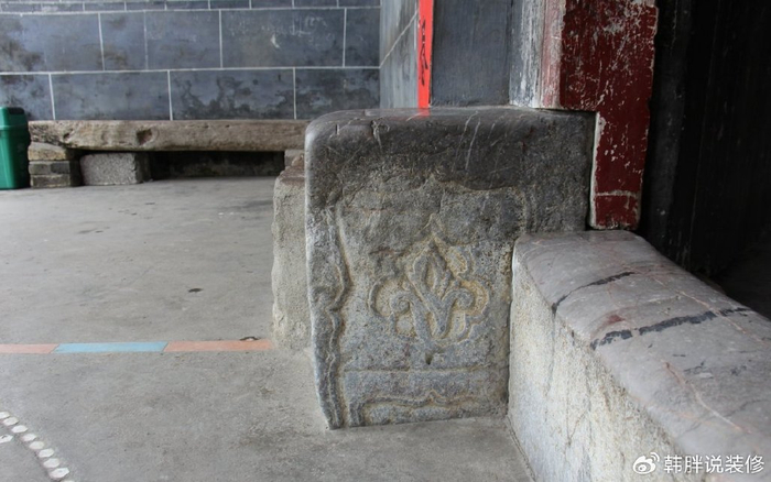 门枕石又被称为门槛石,位于大门的底部,用来支撑门框和门轴的石制构件