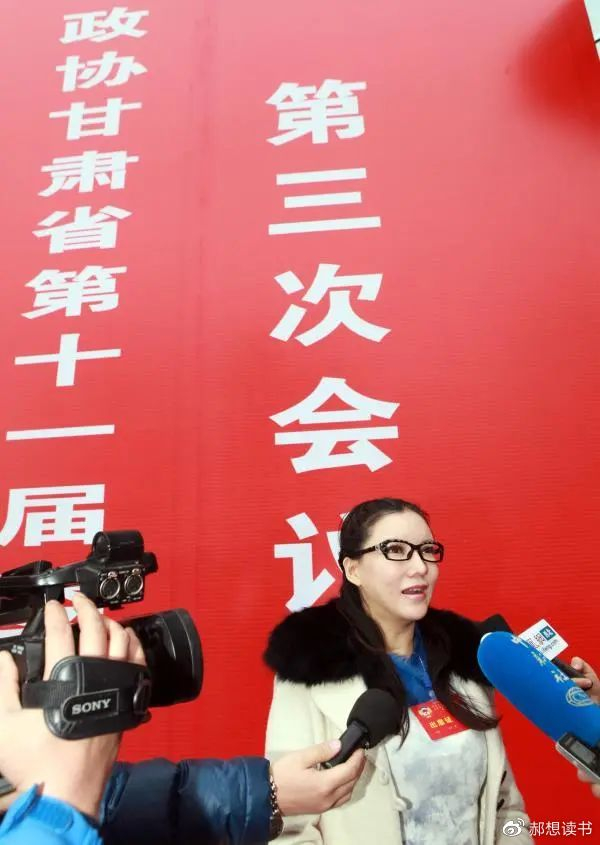 美国亚裔小姐冠军彭丹,拍过多部风月片,以研究院院长身份亮相博鳌会__财经头条__新浪财经