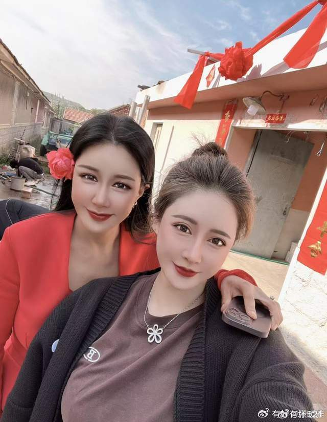 41岁港星嫁到山东农村！摆流水席头戴一枝花，不穿婚纱改穿大红衣|张暖雅|港星|婚纱_新浪新闻