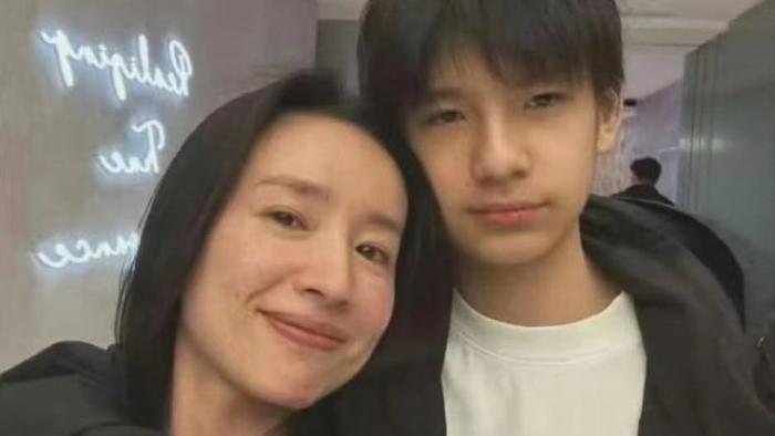 儿子15岁进入青春期，董洁迷茫了，不知道自己是谁
