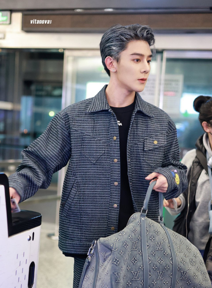 夏之光机场饭拍真的很白色挑染造型深得我意