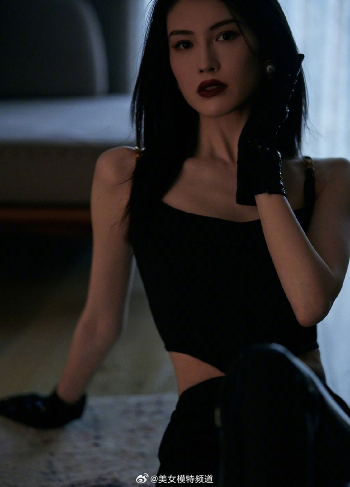 何穗穿黑色西服外套内搭吊带长发披肩眼神冷冽气场十足