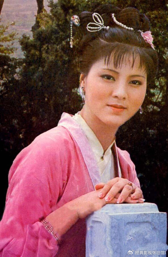 87版《红楼梦》袭人剧照:看似温顺乖巧的丫头,实则颇有心机|宝玉|丫头