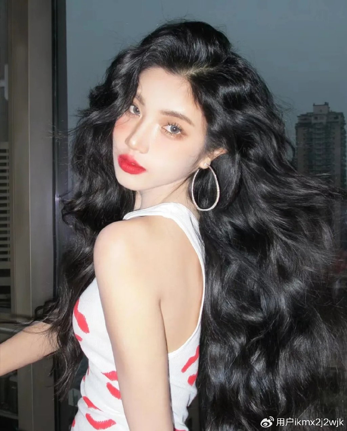 港风长卷发,顾名思义,是指那种带有港式复古风情的长发卷发造型