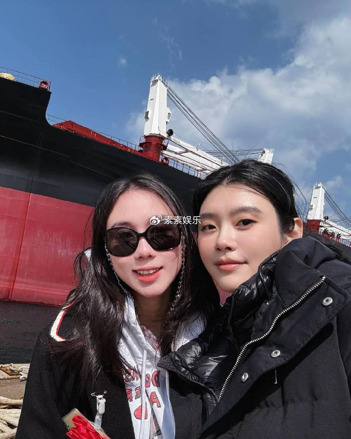 奚梦瑶35岁生日婆婆送她一艘新船全家为其举办下水礼仪