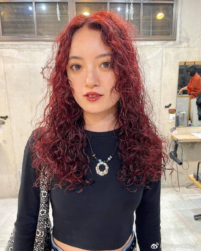 最后,全头小卷卷还能够凸显出女性的柔美和温婉气质