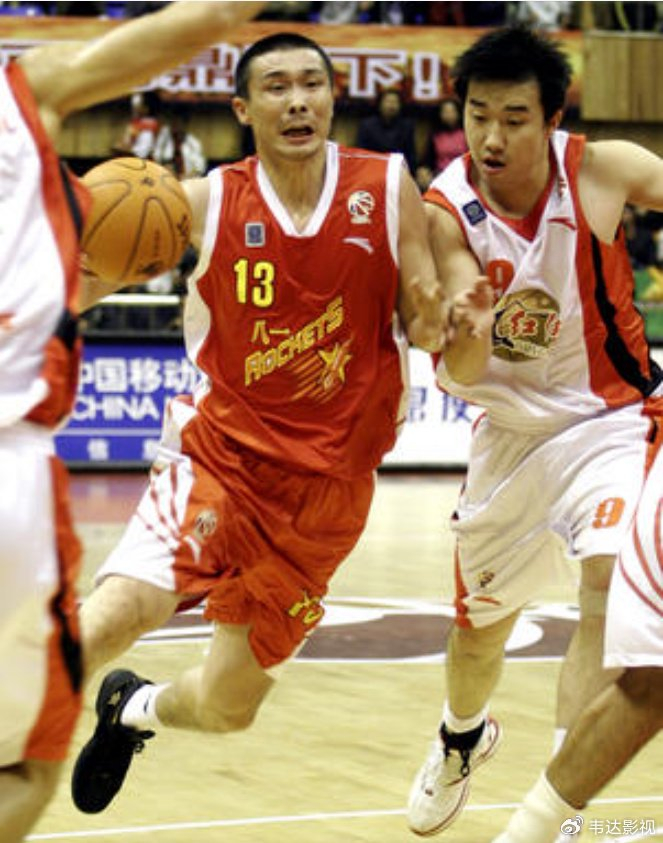 王治郅可是八一五虎中最年轻的那一个,并且他还是中国男篮第一个打进