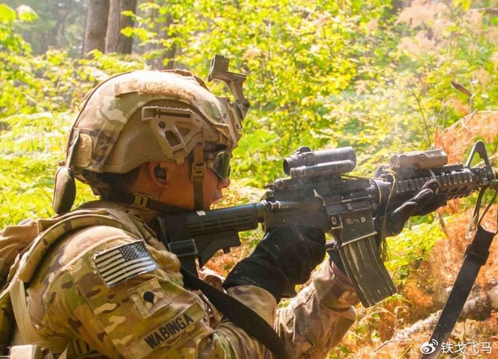 为什么军人打仗要戴耳机听不到声音还怎么打仗