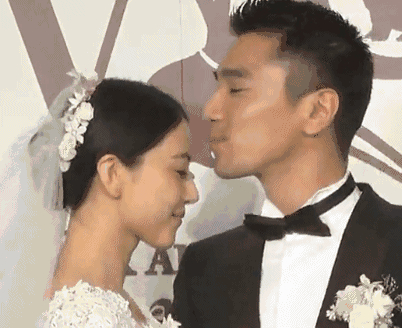 高圆圆赵又廷参加好友婚礼,相视而笑画风超甜,结婚10年恩爱如初