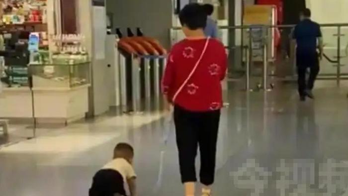 两岁儿子被奶奶用绳子拴住，踉踉跄跄的跑！妈妈无意看到痛哭流涕