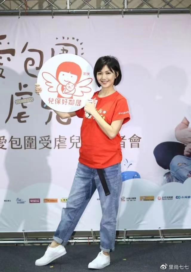 孙燕姿也扛不住生图了,久违亮相穿T恤牛仔胖好多,变大肚好尴尬