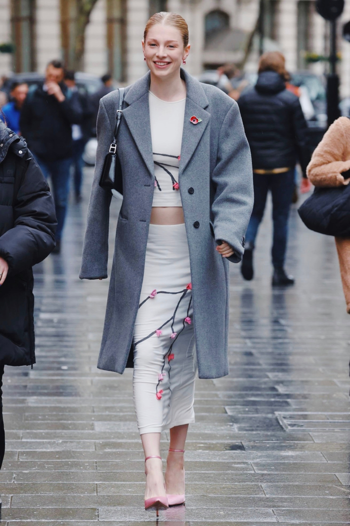 hunter schafer伦敦雨中街拍 prada灰色大衣搭配花枝裙装