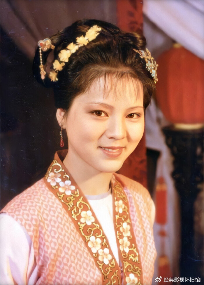 在袭人心里,她是更喜欢宝钗的,因为她自己知道将来是给宝玉做姨娘的