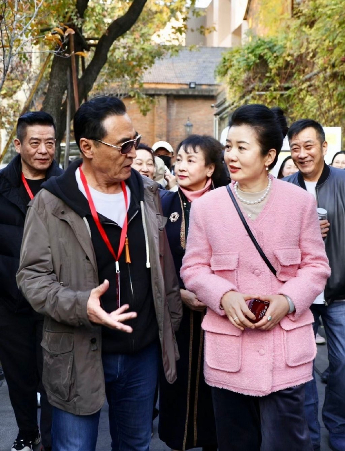 郑卫莉罕出镜戴珍珠项链扎着丸子头抢镜穿粉色小香风超有气质
