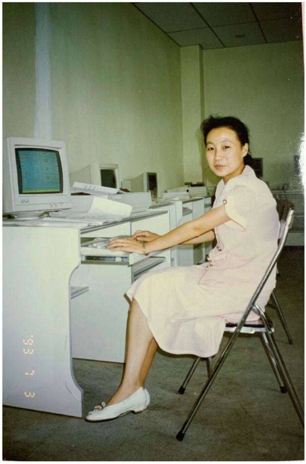 九十年代初,一位美女在深圳拍下青涩照片,30年后再看好感动