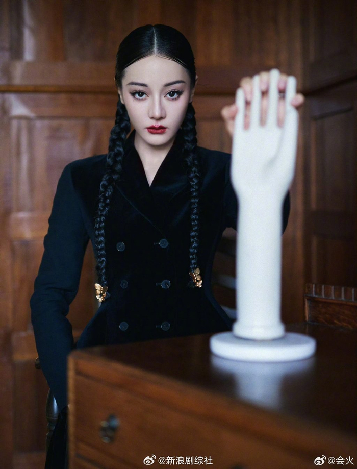 迪丽热巴第二套造型,完美致敬美剧《星期三》