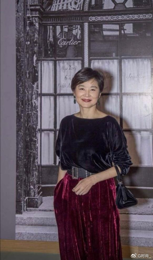 林青霞一个被演戏耽误的时尚博主从18岁到68岁照着穿就很美