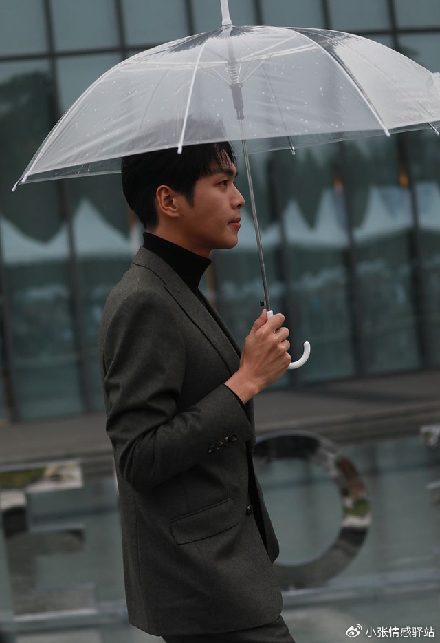 还因为唐艺昕的名字也是经过改变的,原名叫唐婷,而改名为艺昕是张若昀