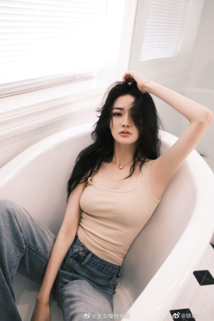 徐璐晒纯欲风性感浴缸照长发披肩纤腰动人妩媚十足