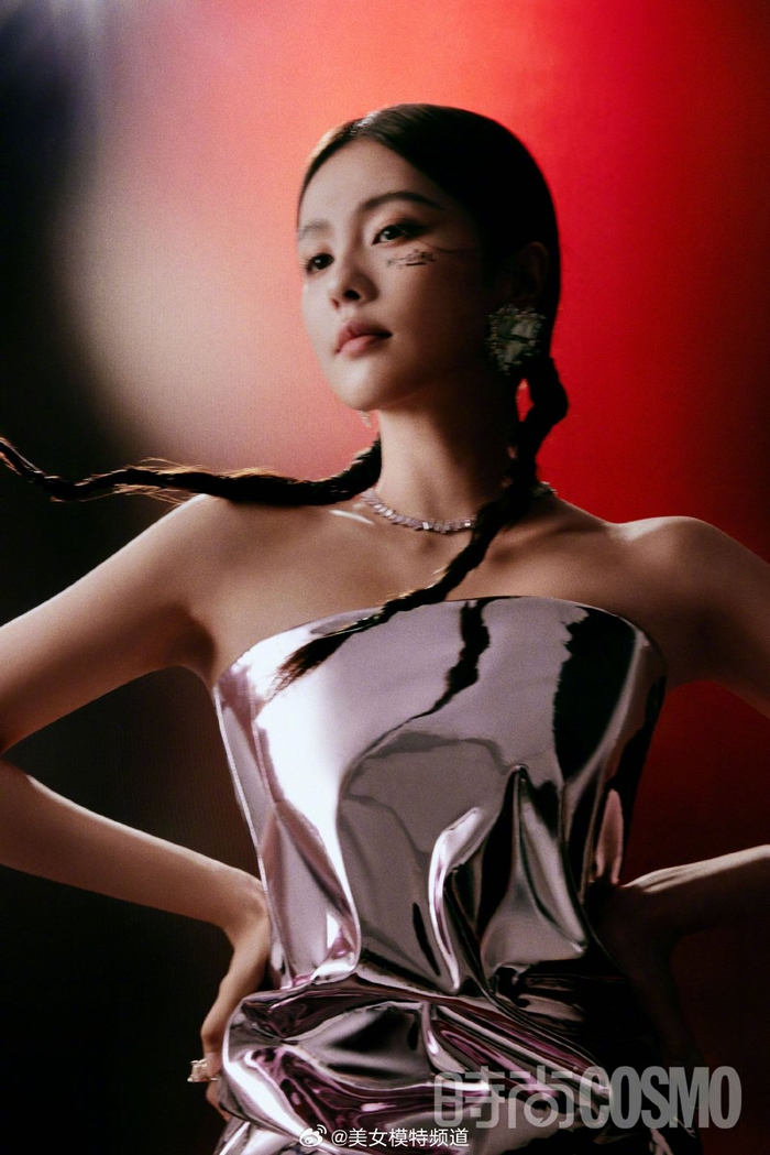 白鹿扎双麻花辫大片释出露锁骨秀直角肩侧颜精致