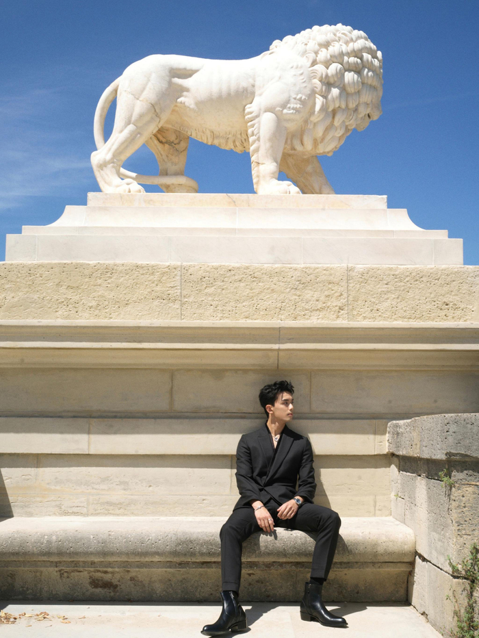 吴磊身穿真空深v西装……|吴磊_新浪新闻