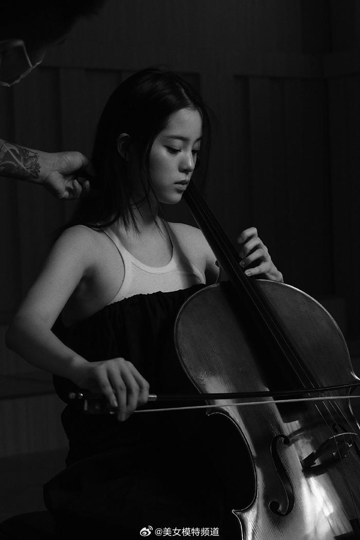 欧阳娜娜黑白大片花絮公开 音乐少女弹奏大提琴氛围感十足