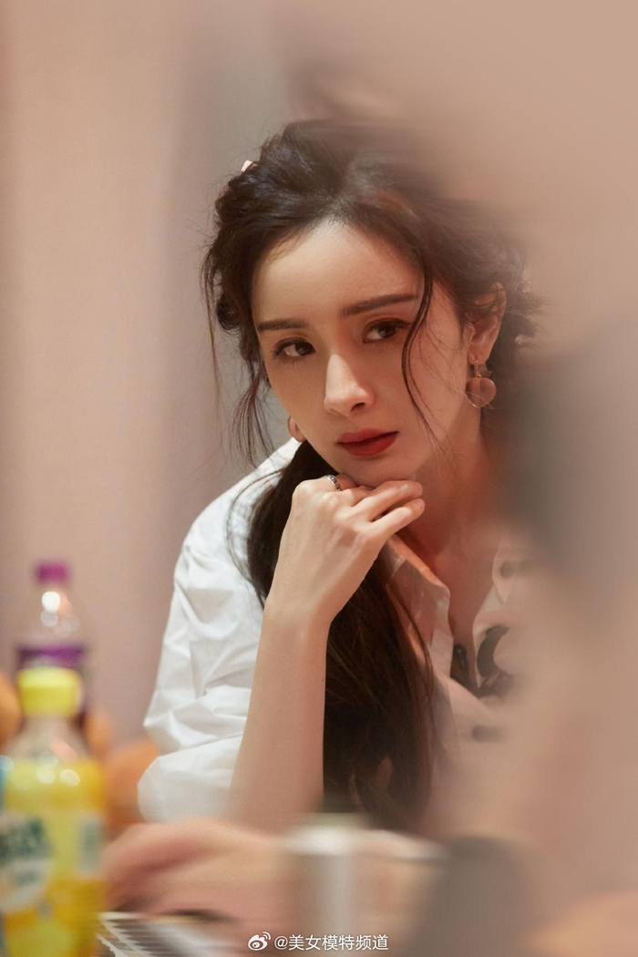 杨幂双马尾搭配亮色工装裤显青春活力元气满满