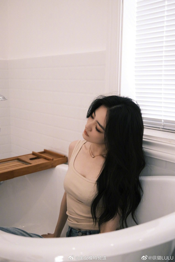 徐璐晒纯欲风性感浴缸照长发披肩纤腰动人妩媚十足