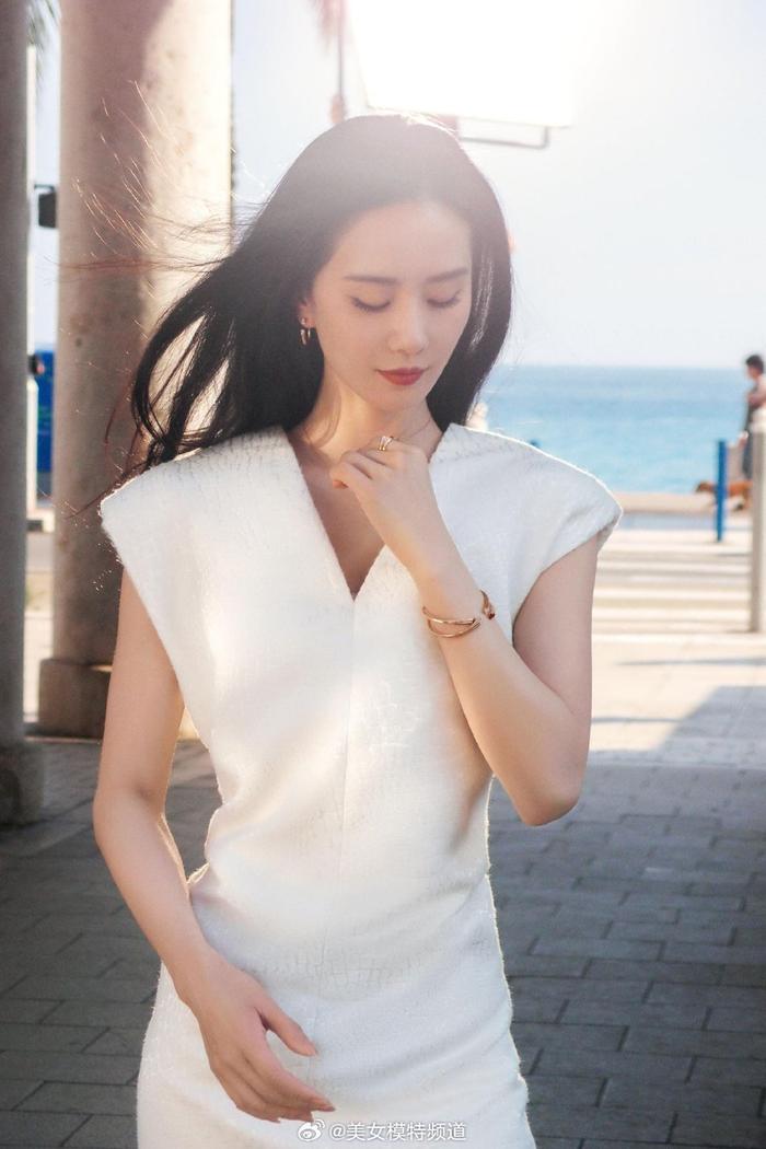 刘诗诗穿白色无袖v领裙展现迷人魅力阳光下凸显温柔气质