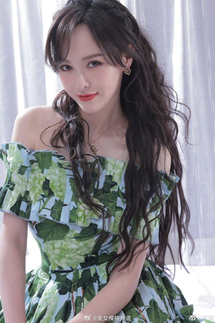 唐嫣一字肩绿裙造型春意盎然半扎发甜美俏皮活力满满
