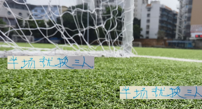 少见！斯卢茨基半场就换3人 其中包括他最爱的路易斯