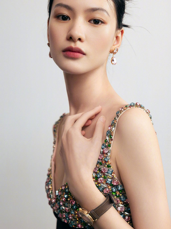 邱天今日上海活动造型……|邱天|上海市|礼服_新浪新闻