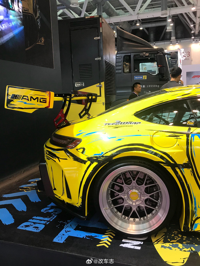 贴地飞行的奔驰amggt该说不说这身涂装有点帅