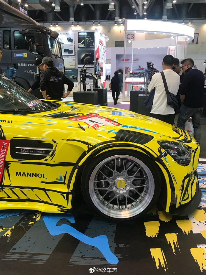 贴地飞行的奔驰amggt该说不说这身涂装有点帅