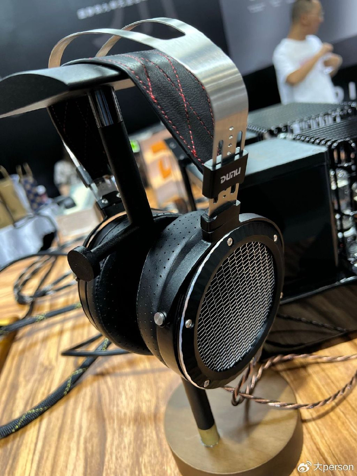 上个月北京国际耳机展,达音科带来新品高端入耳式耳机"川"和平面振膜