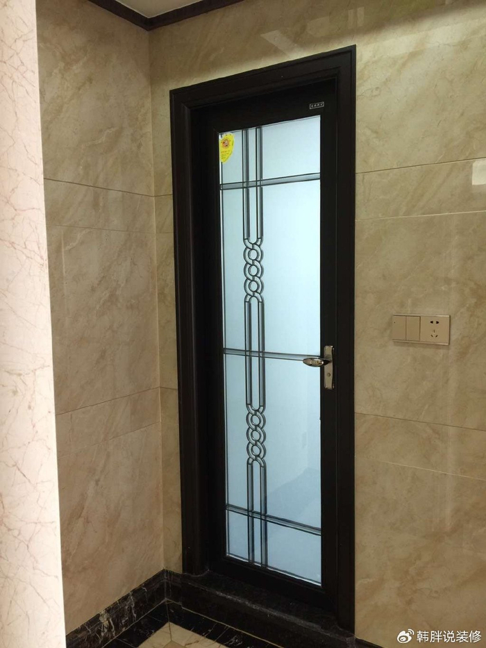 就是指门套只包门的一边,一般都是包在墙体的外侧.