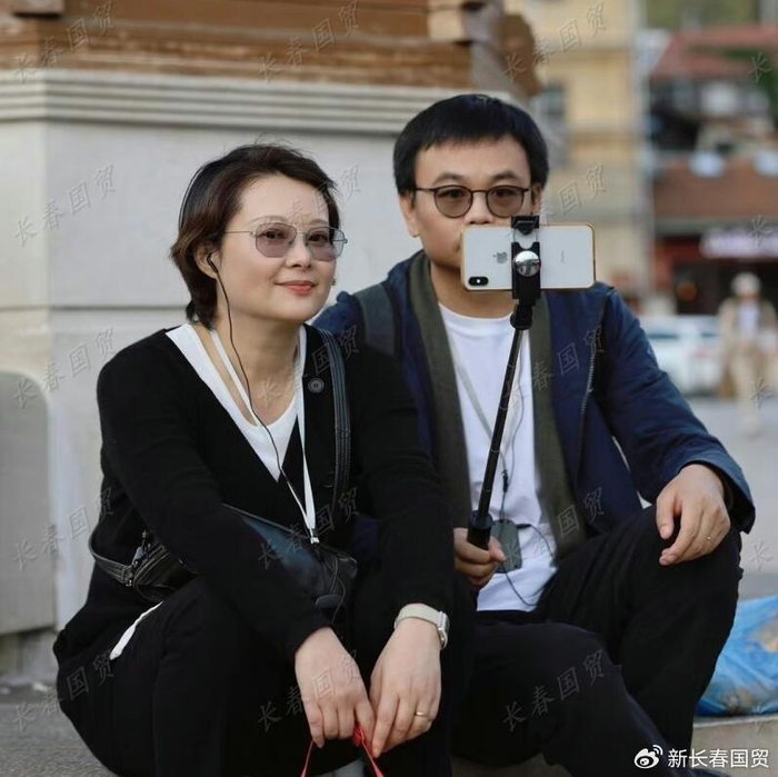 51岁袁立与小11岁老公同框秀恩爱,结婚四年感情如初|袁立|梁太平_新浪