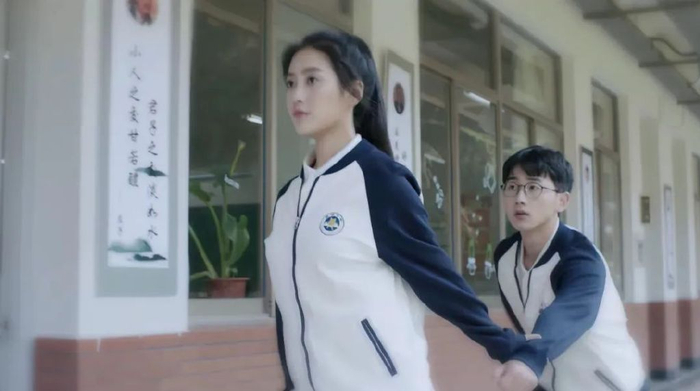 她是《致我们单纯的小美好》中人美路子野的班花林静晓;或许,单提这个
