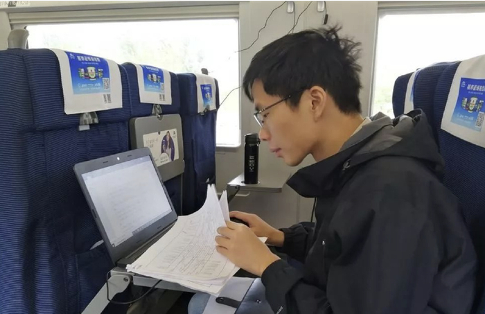 高铁办公,是"装"还是辛酸?