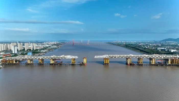 飞云江上精准顶推万吨钢梁