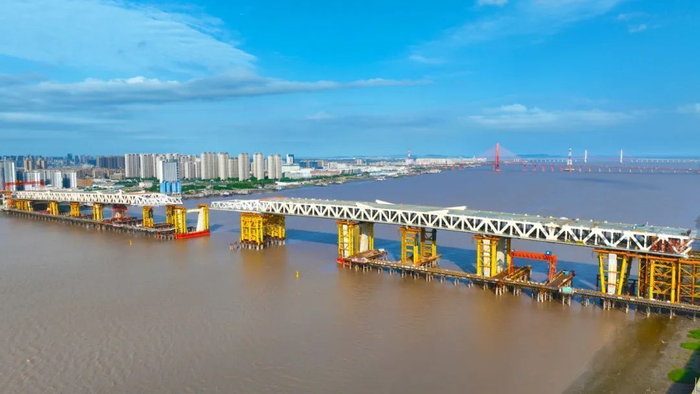 飞云江上精准顶推万吨钢梁