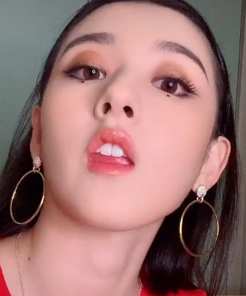 乖乖女宋祖儿化夜店妆玩自拍用鼻孔对着镜头眼神不可一世