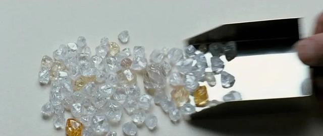女经理联合清洁工盗走公司2吨钻石，这部完美犯罪片，看完想犯罪
