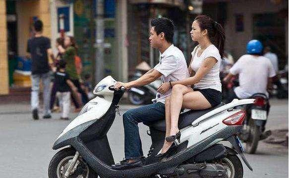 越南当地的女孩，为什么大多侧身乘坐摩托车，而不是跨着坐？