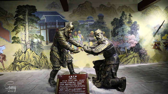 阆中古城有一座纪念张飞的祠庙叫“汉桓侯祠”,背后就是他墓地