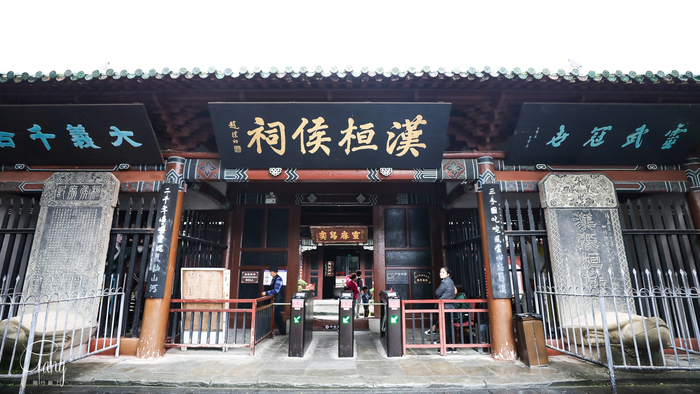 阆中古城有一座纪念张飞的祠庙叫“汉桓侯祠”,背后就是他墓地