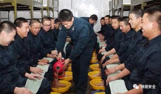 解放军的万能小黄盆：上午洗菜，晚上泡脚，还有辣眼睛操作